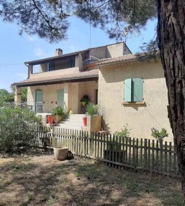 Appartement avec grand jardin et parking, Uzès