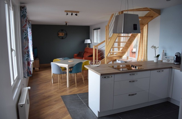 Appartement Avec Magnifique vue sur Port Situé Entre la Plage et le Centre Ville