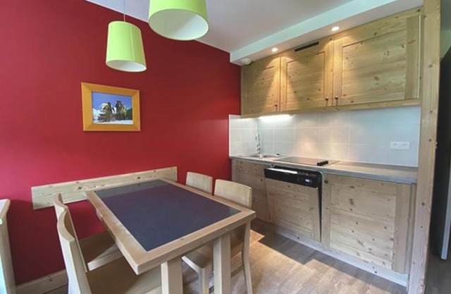 Appartement cosy au cœur de La Tania, skis aux pieds, balcon sud, parking et casier à skis inclus - FR-1-513-78