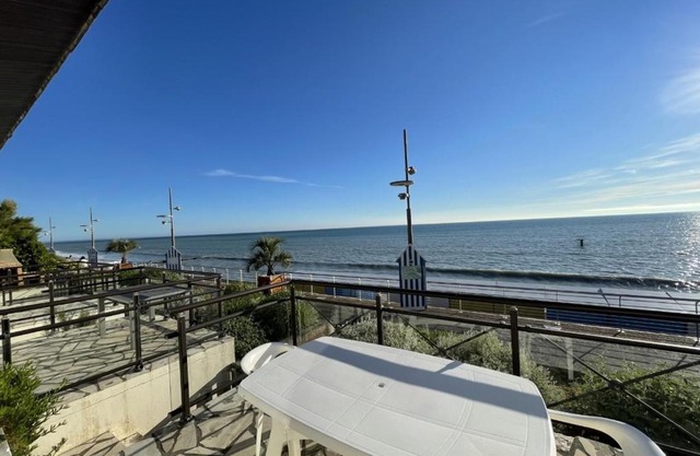 Appartement Duplex en Front de Mer avec Terrasse – Accès Direct Plage – 2 Chambres + Cabine - FR-1-361-456