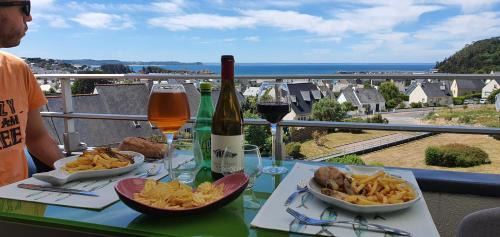 Appartement ERQUY Bretagne vue mer exceptionnelle sur les hauts d'Erquy au calme ! 900 m du centre ville et au pied du GR34