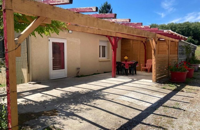 Appartement indépendant, terrasse couverte, rouge