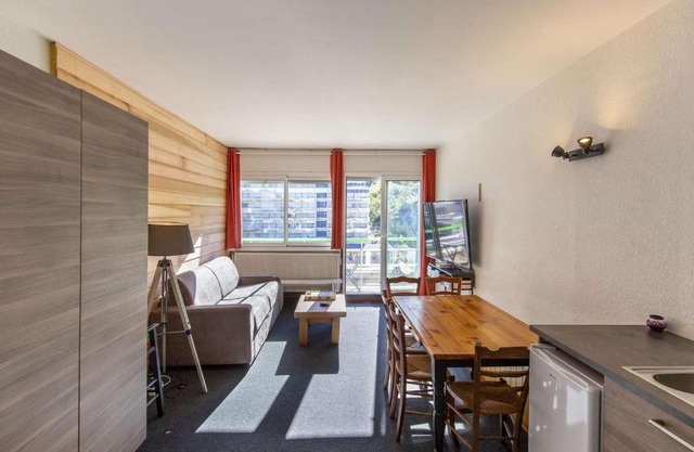 Appartement lumineux 6 pers plein centre, pied des pistes, balcon, vue montagne - FR-1-400-112