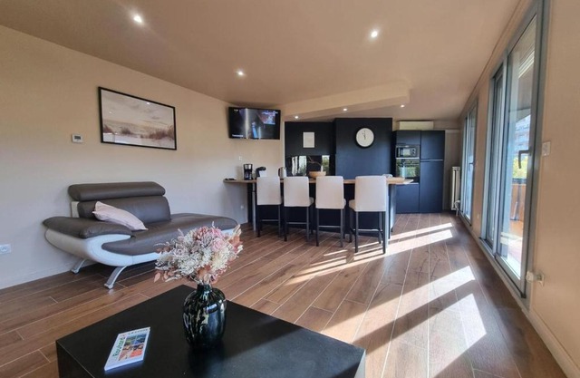 Appartement lumineux avec balcon, 2 chambres, parking privé, proche gare à Saint-Chamond - FR-1-496-272