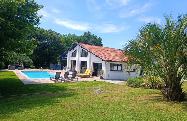 APPARTMENT IN A VILLA with HEATED PRIVATE SWIMMING POOL, 2500m2 ARBOROUS GARDEN