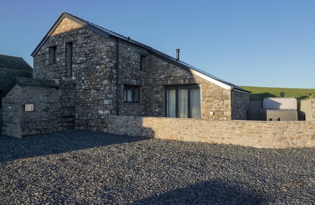 APPLE TREE BARN, family friendly, with hot tub in Dalton-In-Furness