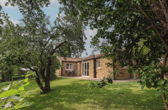 APPLE TREE COTTAGE, family friendly, with a garden in York