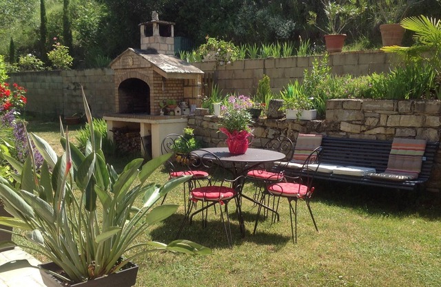 APPT. NEAR MILLAU and VIADUC VERY quiet, SUNNY accepts animals