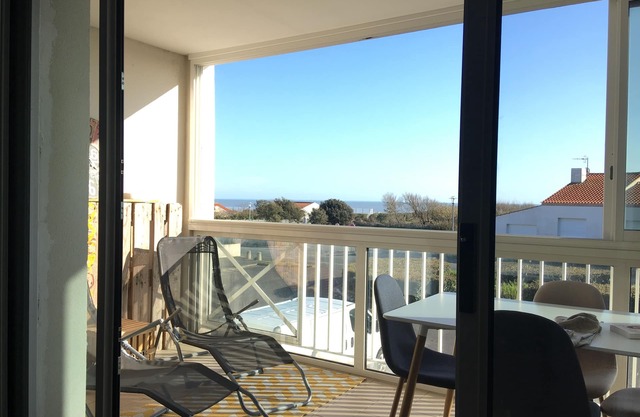 Appt sea view at foot of grouin du cou lighthouse. La tranche sur mer