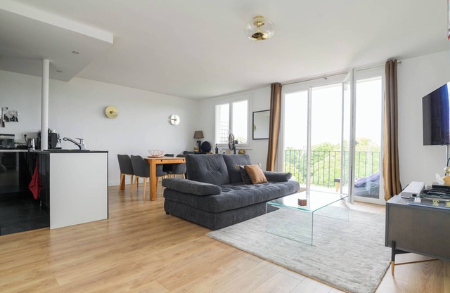 Appt St Cloud near Paris, Versailles and Golf. Free parking