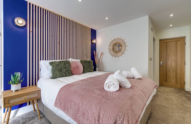 Apt 1 - North Marine Villa - Pet-friendly. Ground floor modern apartment near North Bay Beach.
