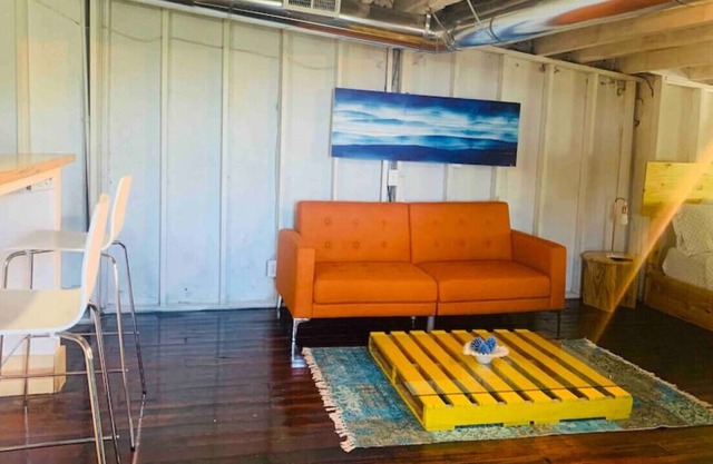 Apt #8 · Vintage Attic Loft studio near Otr/Uc