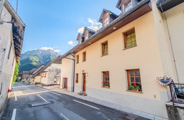 Apt. with balcony and mountain view near Mangart