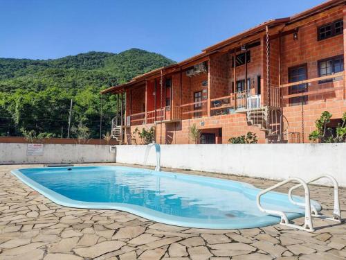 Apto kitnet em condomínio com piscina, em Ubatuba