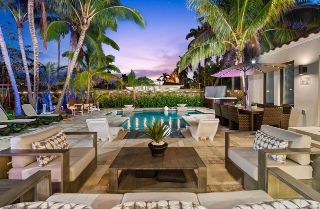 Aqua Haven- Stylish Getaway With Pool and Jacuzzi