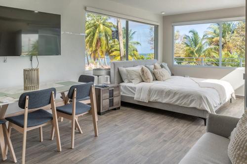 AQUA Terrazas Studio 7 - Beachfront Getaway with King Bed & Pool