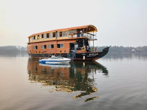 Aquaholic - A Floating Villa