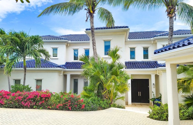 Aqualina Villa is a Luxurious 5 BDR Villa with an Amazing Ocean View