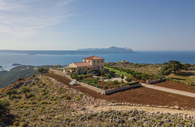 Aquila Villa, breathtaking panoramic view and huge, heated pool