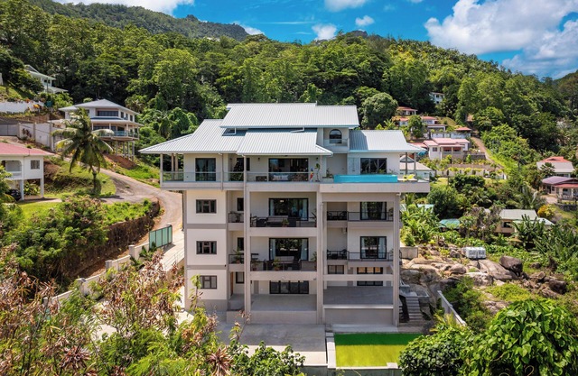 Aran Apartments - Enfys: Modern, spacious apartment at Au Cap.