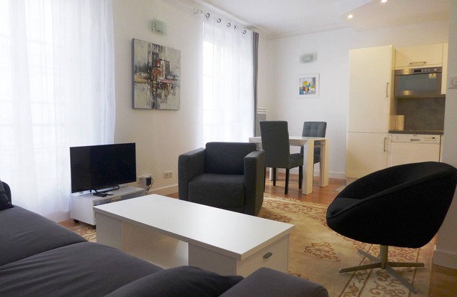 “Arc de Triomphe” is just next door- Bright apt with elevator – 4 guests