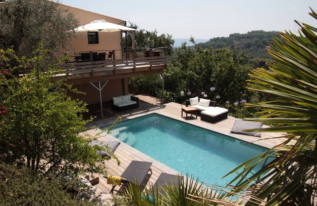 Architect-designed house with a private swimming pool and a panoramic view 4*.