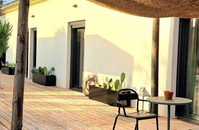 Architect-designed house for nature lovers. Heated pool.