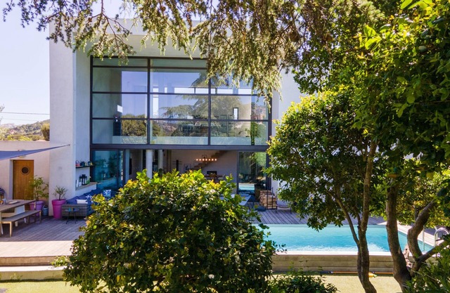 ARCHITECT-DESIGNED VILLA AT THE GATEWAY TO THE CALANQUES PARK