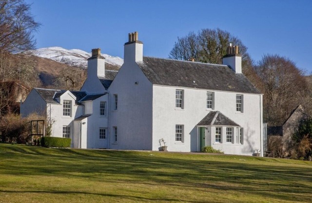ARDCHATTAN MANSE, pet friendly, character holiday cottage in Oban