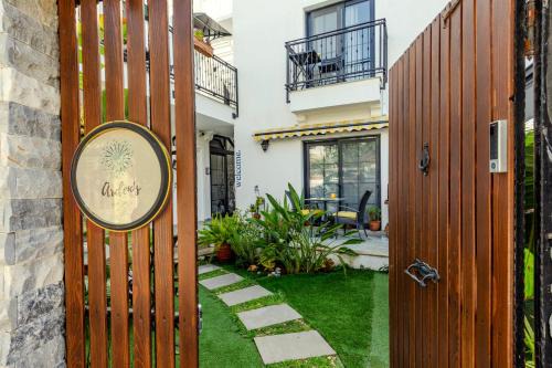 Arden's House