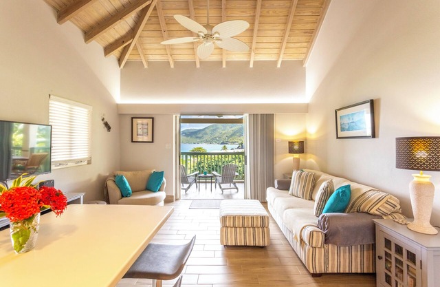 ARIBA - stylish condo w/ocean views, walk to beach & restaurants in Long Bay