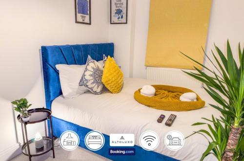 Armoury Square Deluxe 4 Bedroom Home near City Centre by AltoLuxoExperience Short Lets & Serviced Accommodation With Free Parking & WiFi