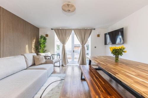 Arte Stays Serviced Houses Stratford - 3 Bedrooms 2 Bathrooms Houses London, Stratford, Maryland, Free Parking, Garden, Weekly or Monthly Stays - up to 8 guests