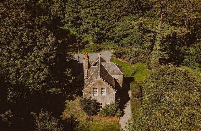 Artful Retreat: Artemisia Lodge with Vast Garden on Seaside Estate