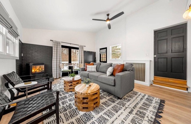 Artist Bluff: Chic 1BR Retreat | King Bed, Fireplace, Private Access