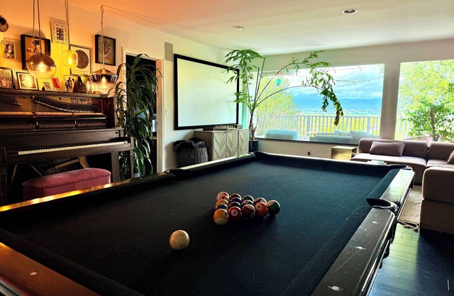 Artist Retreat: LA Bungalow w/Hot Tub, Pool Table & Piano - Close but Peaceful