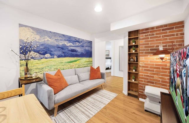 Artist’s 750sqft 2BR Basement – Maple Leaf Park