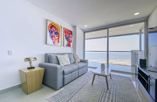 Artsy 2 Bedroom Oceanview Condo with Rooftop Pool