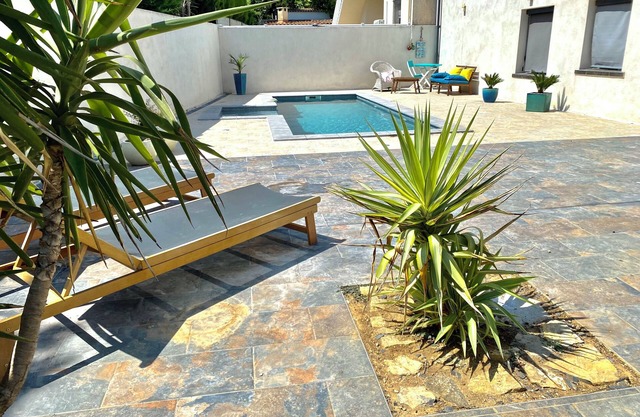 Arty contemporary villa 145 m2 with swimming pool and air conditioning in a village near Montpellier.