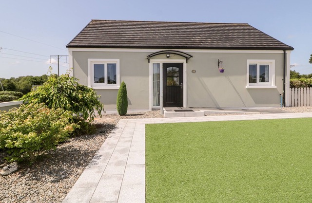 ARVALEE COTTAGE, pet friendly, character holiday cottage in Omagh