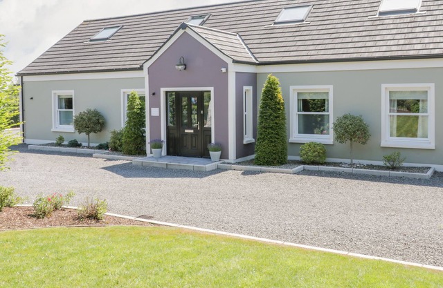 ARVALEE RETREAT, pet friendly, character holiday cottage in Omagh