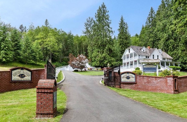 Ashford Mansion. NO CLEANING FEE. W/HOT TUB