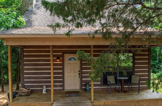 Aspen-Rustic chic cabin in the piney woods of East Texas
