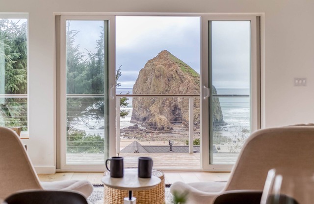 Astonishing Views of Haystack Rock, Fully Furnished Deck, Sleek Modern Style!