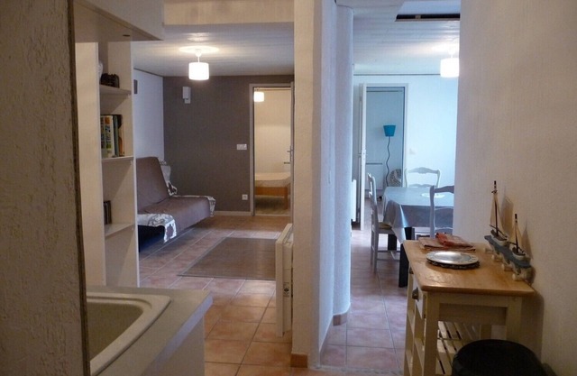 At 80m from the beach, apartment T2/3, sleeps 5 Saint Cyr sur mer, parking.