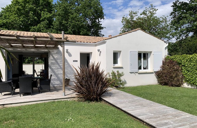 At the foot of the Ile d'Oléron bridge quiet villa not overlooked private parking