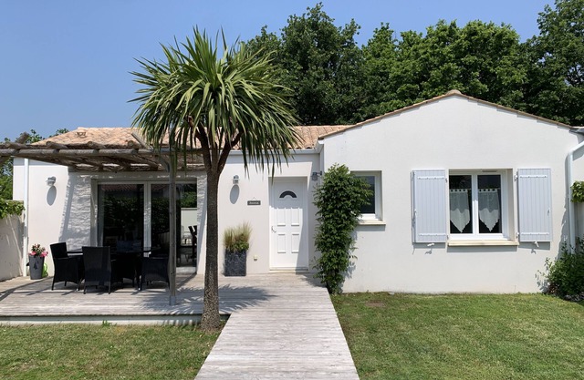 At the foot of the Ile d'Oléron bridge quiet villa not overlooked private parking