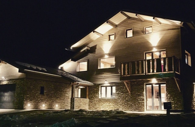At the foot of the slopes for 4 people + young children. Renovated apartment.