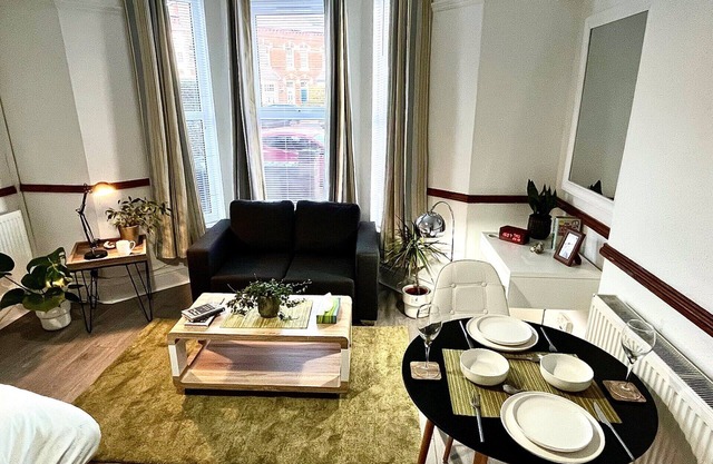 Attractive Spacious Self Contained Apartment 2.8 Miles from Birmingham City Cen