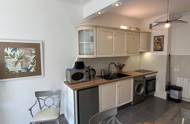 ATYPICAL AND ORIGINAL APARTMENT (2 Kitchens. 1 Bathroom. 1 Shower room. 2 WC)